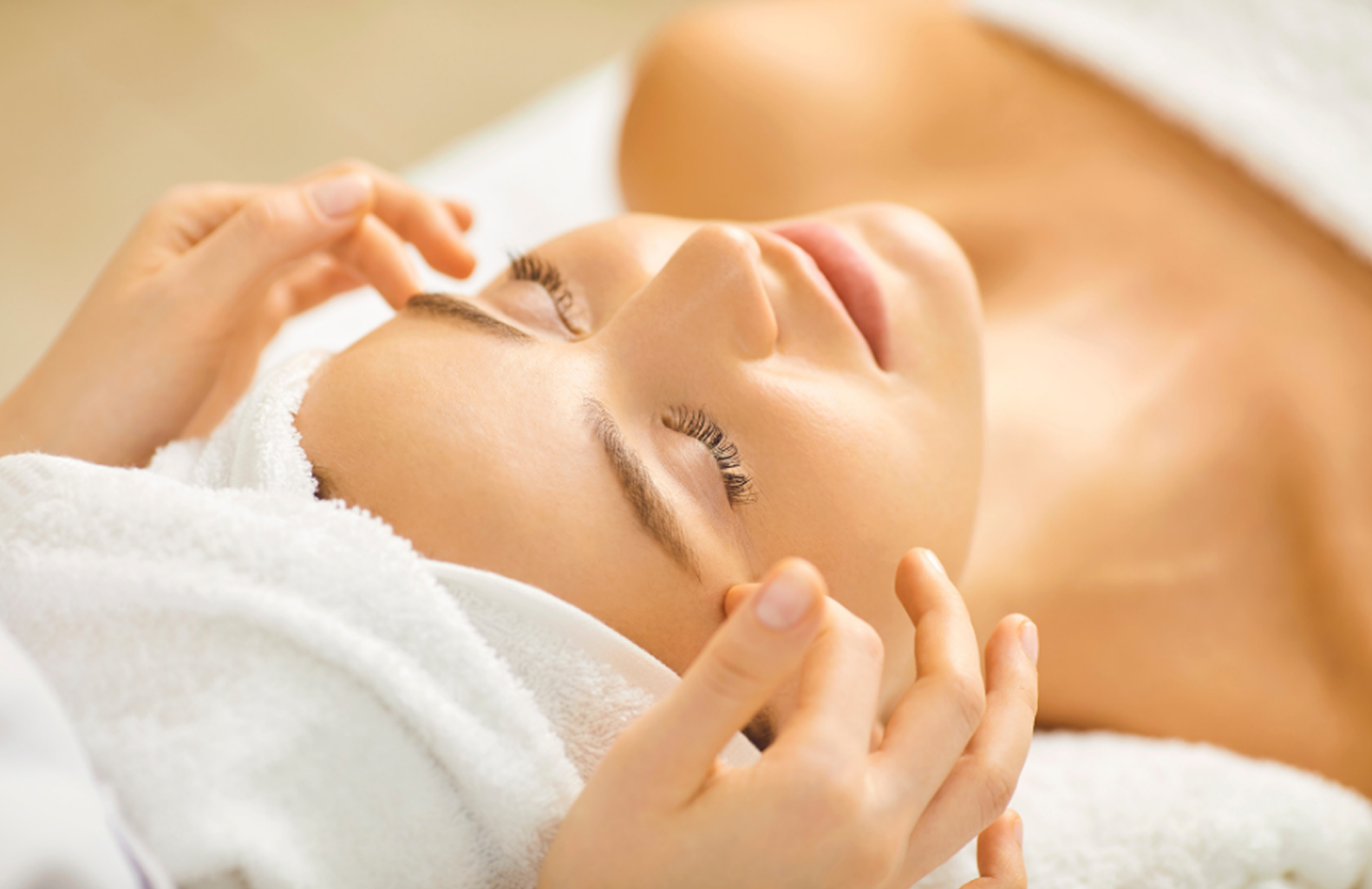 美肌施術を受ける女性の画像(2枚目)